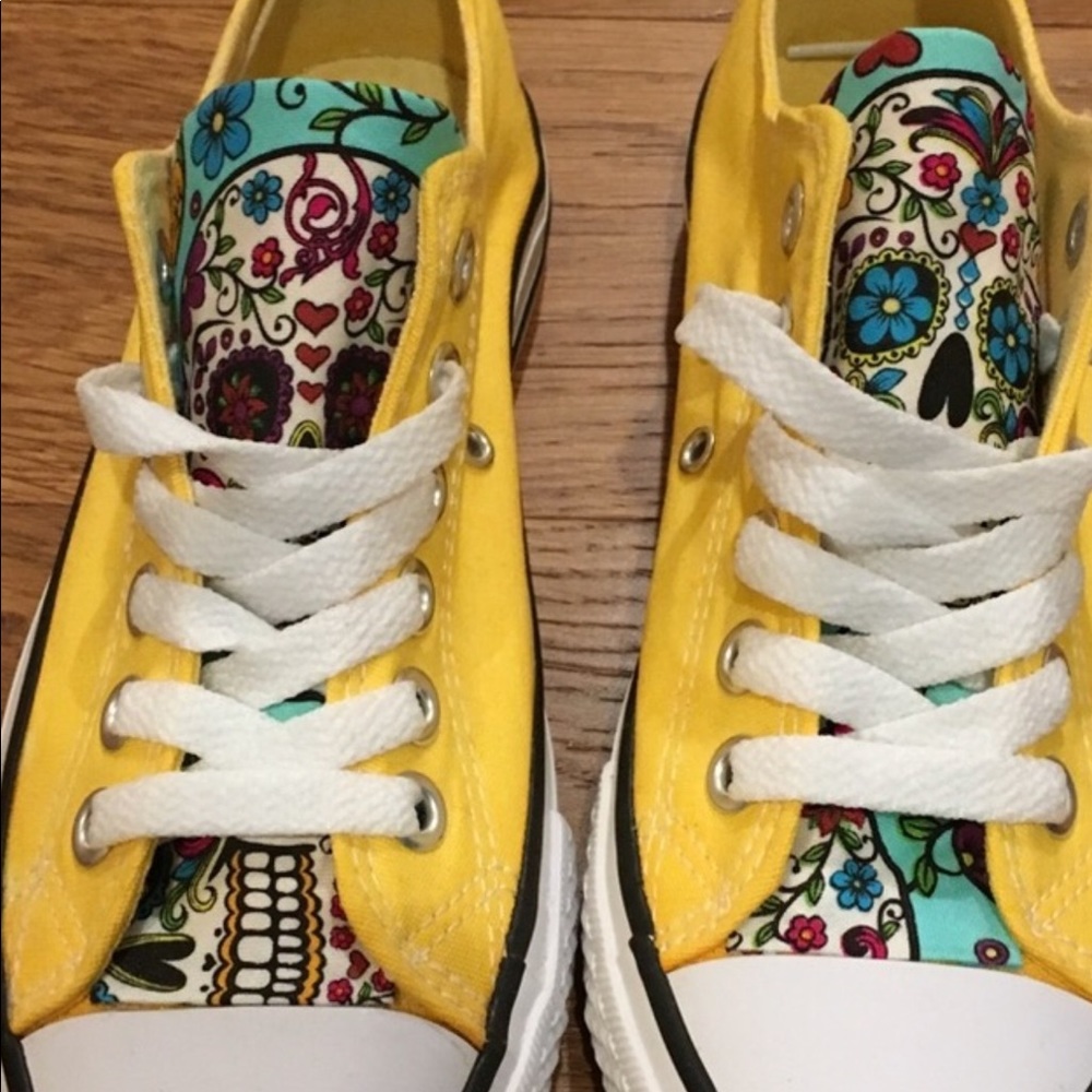 Women’s sugar skull converse size 6.5